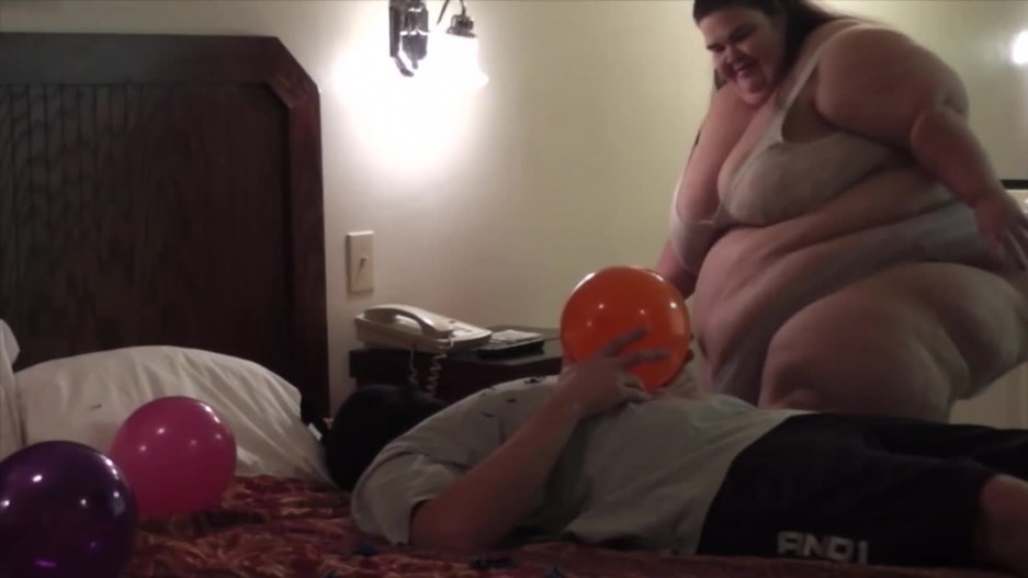 Full Weight Productions - Balloons Don't Stand a Chance Against BigmommaKat